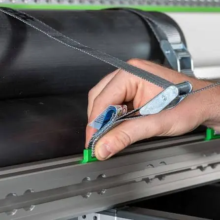 Zurrgurt wird mit einer Hand in das patentierte bott C-Lash-System eingehängt