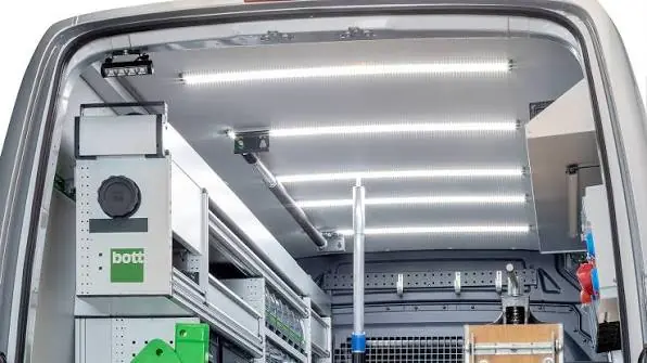 LED-Innenbeleuchtung im Laderaum eines Servicefahrzeugs mit bott vario3 Fahrzeugeinrichtung