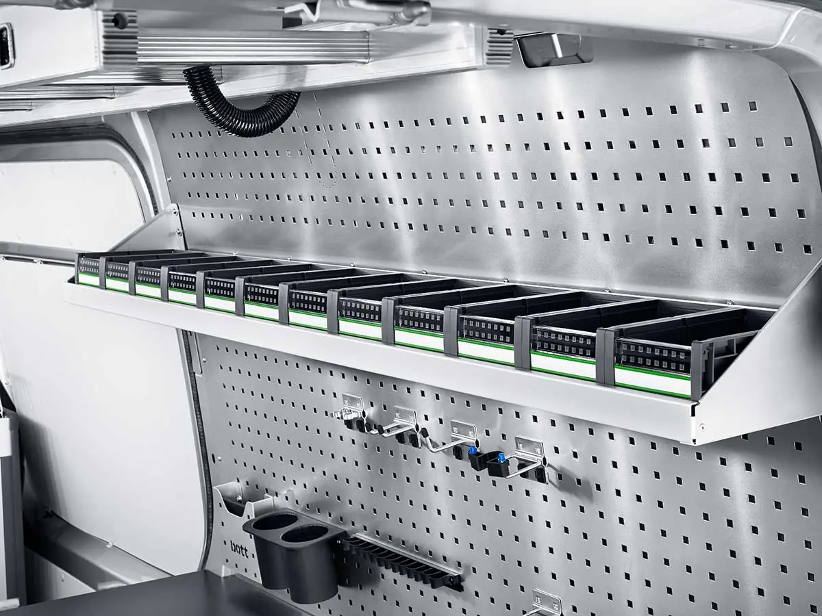 bott perfo-Lochwand mit Werkzeughalterungen und herausnehmbaren Materialboxen im Laderaum