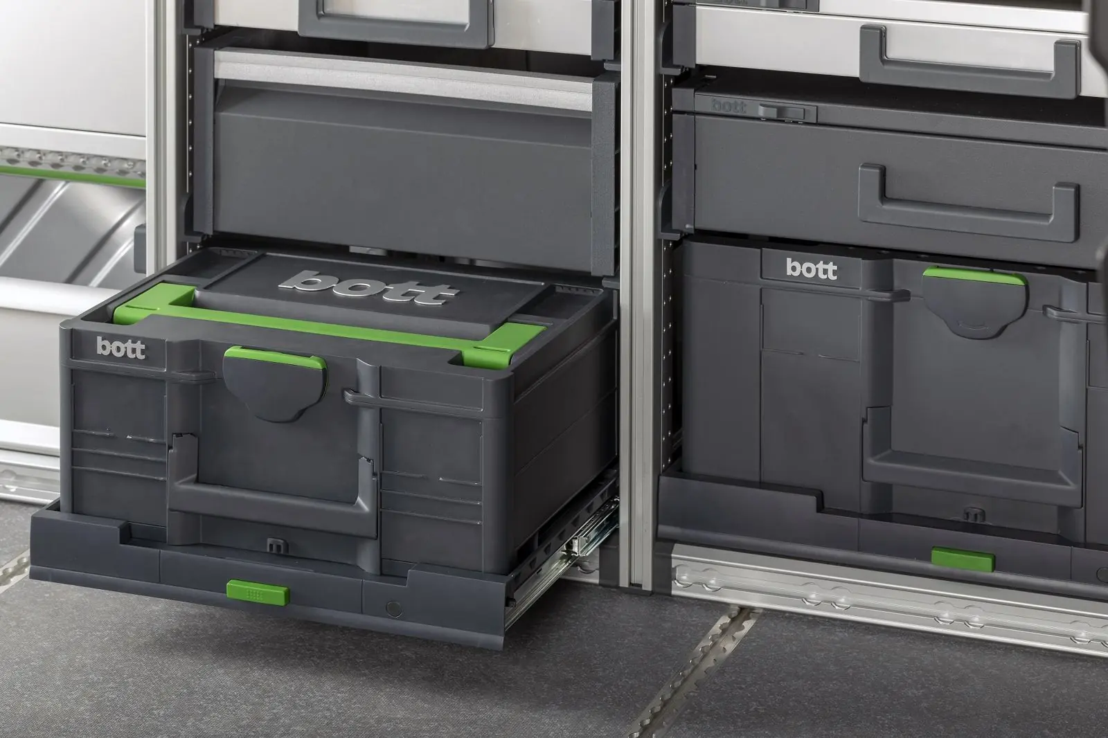 bott Systainer³ in einem Vollauszug einer bott vario3 Fahrzeugeinrichtung