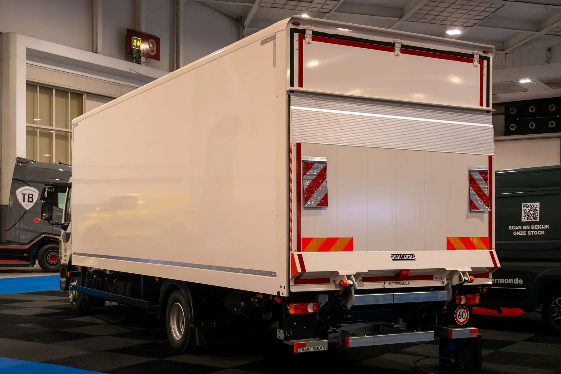 Lkw mit Dhollandia-Hubladebühne