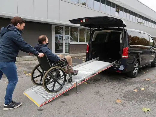 Personenlift an einem Reisebus DH-AI12 / AI13