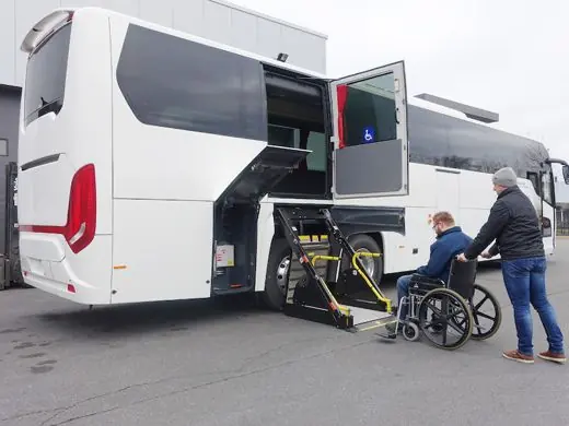 Personenlift an einem Reisebus DH-CH101.05