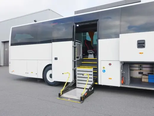 Personenlift an einem Reisebus DH-CH102.03
