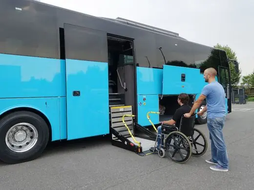 Personenlift an einem Reisebus DH-CH103.05