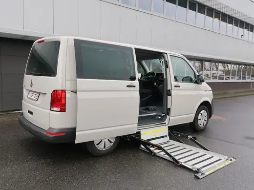 Personenlift an einem Reisebus DH-CH104.03