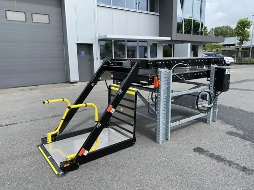 Personenlift an einem Reisebus DH-CH105.03