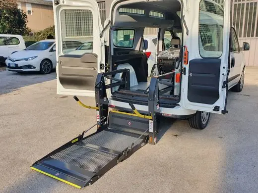 Personenlift an einem Reisebus DH-PH2.04/05