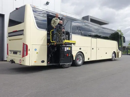 Personenlift an einem Reisebus DH-RB.05