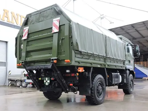 Standard-Hubladebühne an einem Kofferaufbau DH-LMP.20