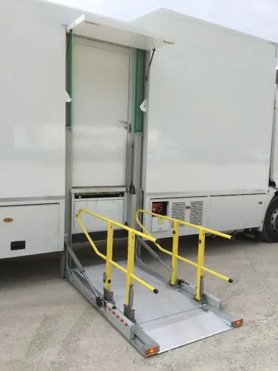 Vertikallift an einem Fahrzeugaufbau DH-VH.10.H1