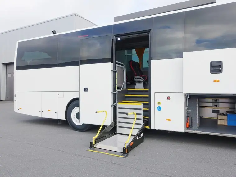 Personenlift an einem Reisebus