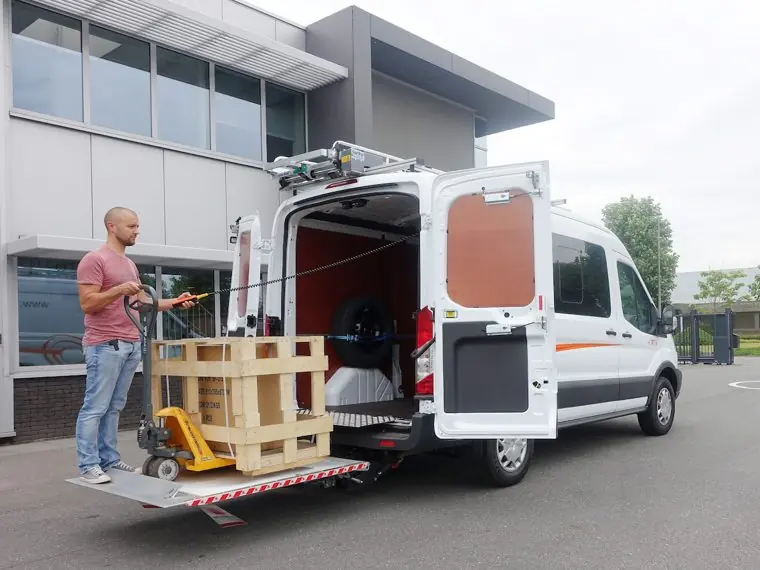 Van-Lift an einem Transporter mit Palette