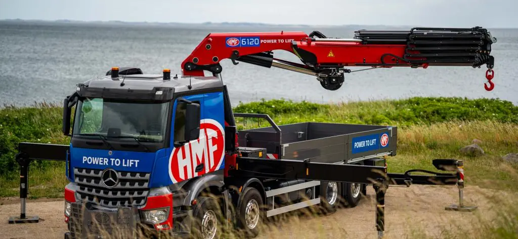 HMF-Lkw mit ausgefahrenem Ladekran