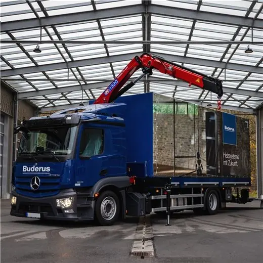 Knickarmkran auf einem Lkw im Baustelleneinsatz 1320K-RCS