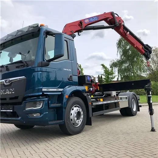 Knickarmkran auf einem Lkw im Baustelleneinsatz 1620K-RCS