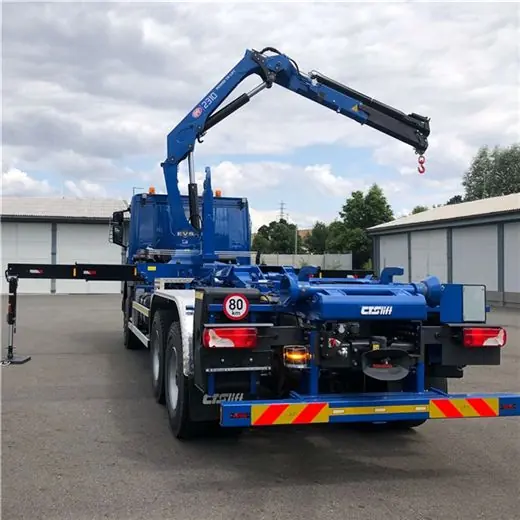 Knickarmkran auf einem Lkw im Baustelleneinsatz 2310K-RCS
