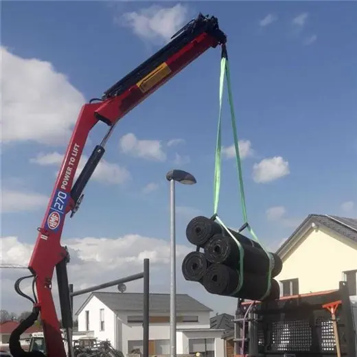Knickarmkran auf einem Lkw im Baustelleneinsatz 270K-MC