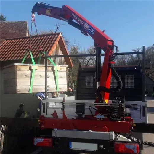 Knickarmkran auf einem Lkw im Baustelleneinsatz 270K-RC