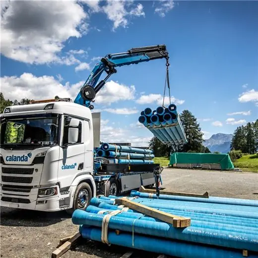 Knickarmkran auf einem Lkw im Baustelleneinsatz 3220K-RCS