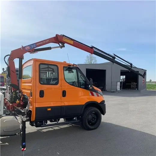 Knickarmkran auf einem Lkw im Baustelleneinsatz 340K-MC