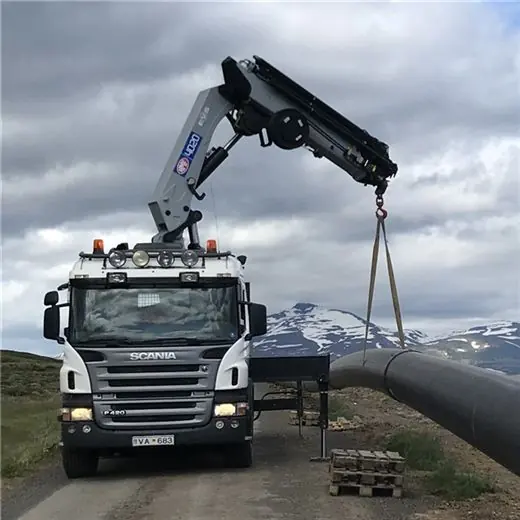 Knickarmkran auf einem Lkw im Baustelleneinsatz 4020K-RCS