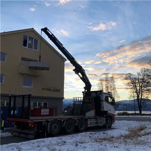 Knickarmkran auf einem Lkw im Baustelleneinsatz 5020K-RCS