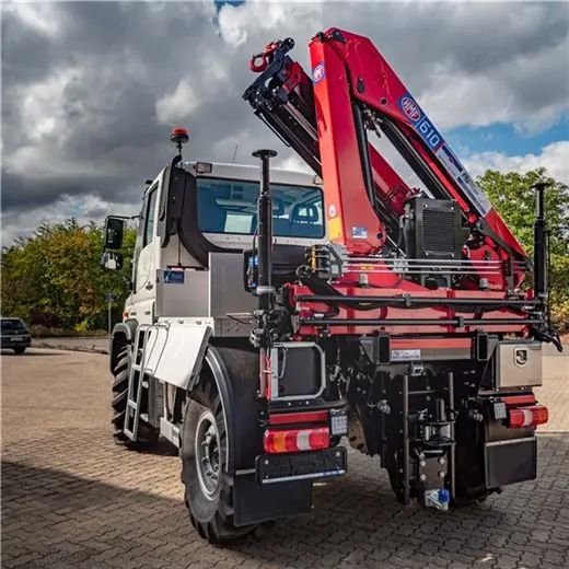 Knickarmkran auf einem Lkw im Baustelleneinsatz 610K-RC