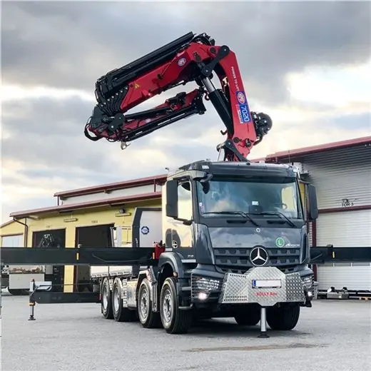 Knickarmkran auf einem Lkw im Baustelleneinsatz 7020K-RCS