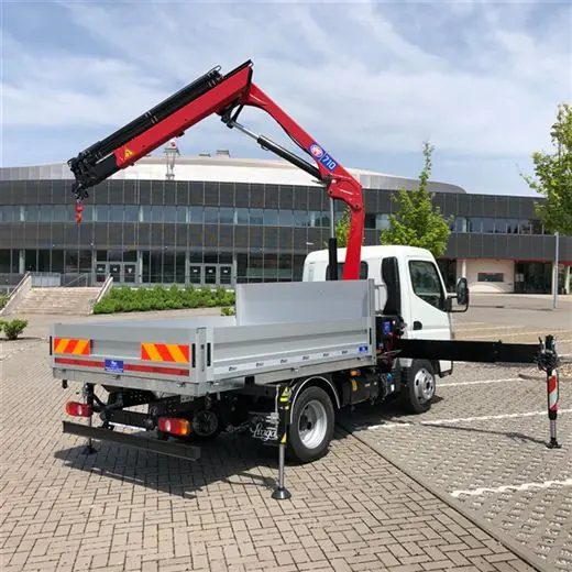 Knickarmkran auf einem Lkw im Baustelleneinsatz 710K-RCS