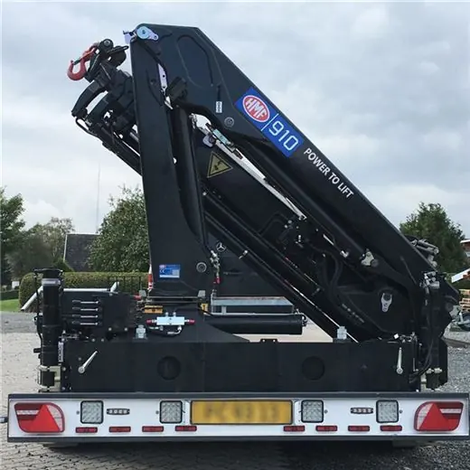 Knickarmkran auf einem Lkw im Baustelleneinsatz 910K-RCS