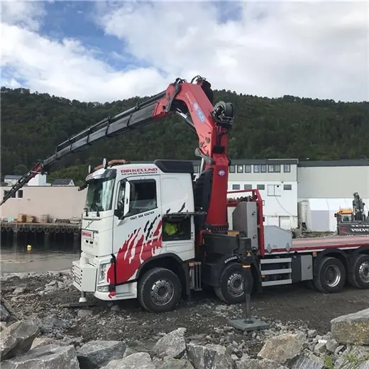 Knickarmkran auf einem Lkw im Baustelleneinsatz 9520OK-RCS