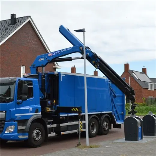 Recycling-Kran auf einem Entsorgungsfahrzeug 2310S-RCS